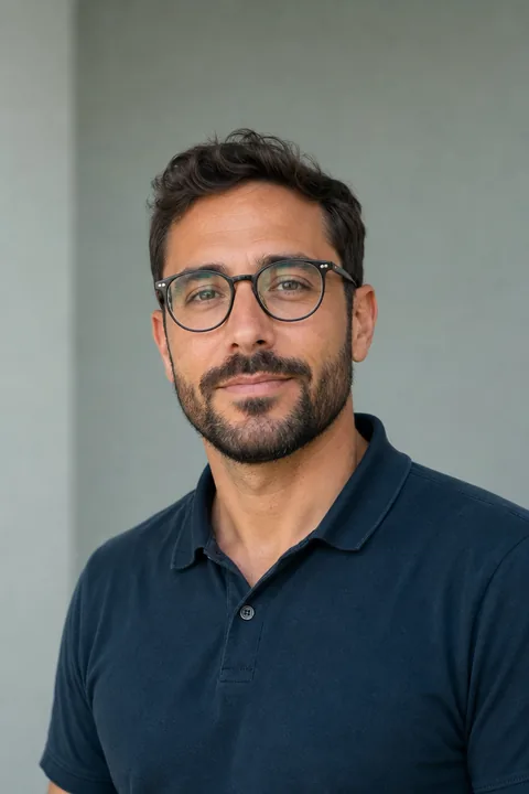 Federico Salas, encargado técnico de Juego Familiar, con remera azul oscuro