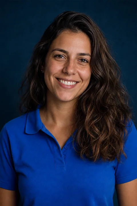 Luciana Andrada, jefa de animación de Juego Familiar, sonriendo con remera azul