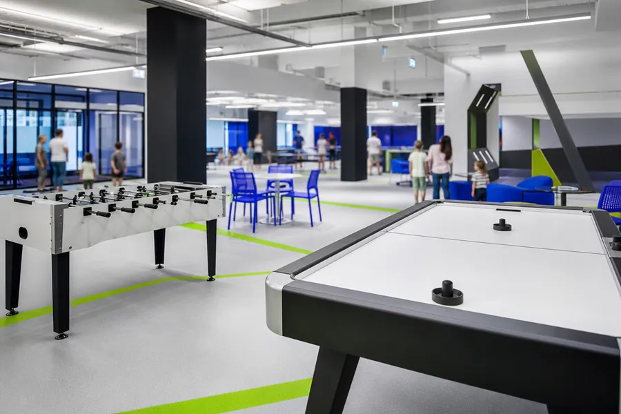 Ludoteca con metegol, air hockey y mesas de juego
