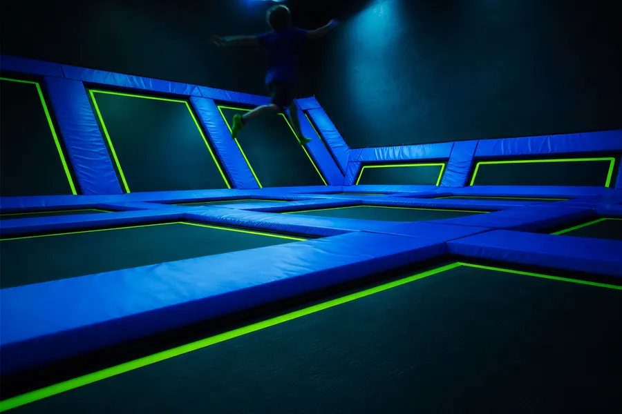 Arena de trampolines con estructuras conectadas y pista de acrobacias